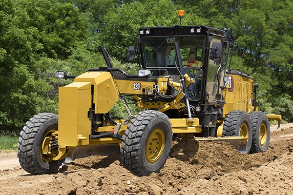 Yancey motograder driving over dirt